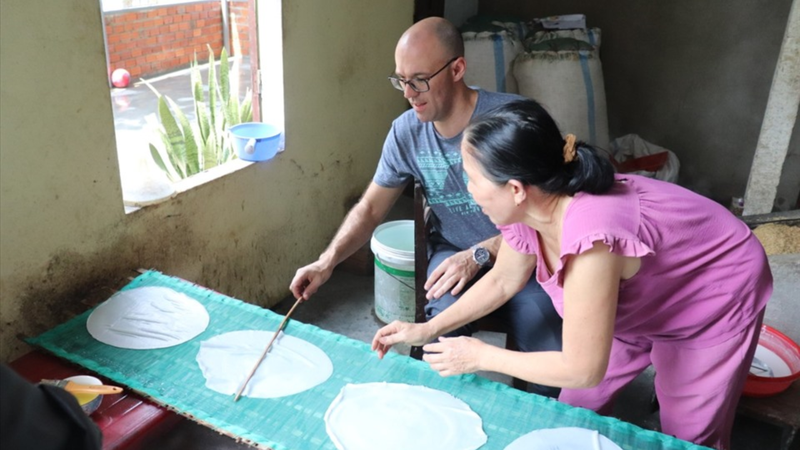Trải nghiệm tráng mỳ truyền thống - Lò Mì Cô An Duy Vinh (7)